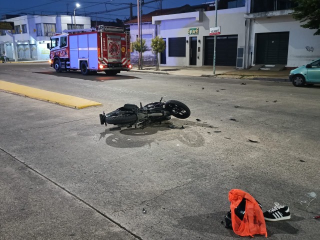 Un motociclista herido tras chocar con un camin de Bomberos